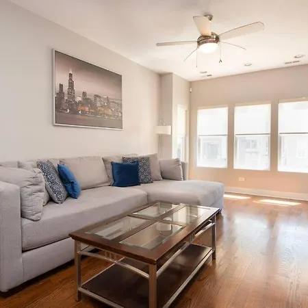 Deluxe Duplex In Roscoe-Wrigley With Free Parking Apartment